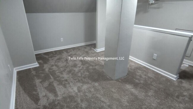 Building Photo - 354 7th Ave E