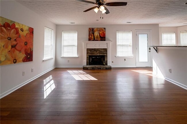 Building Photo - 3998 Oak Crossing Dr NE