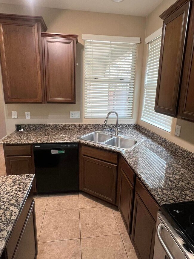 Building Photo - 4-bedroom and loft in the Willows with com...