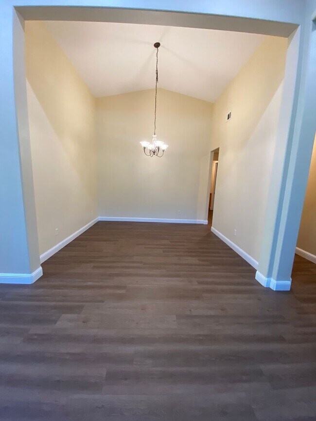 Building Photo - Gorgeous NW Home 4 Bed/3 Bath $2,850 Rent & 2,850 Deposit