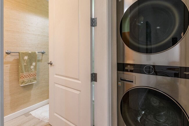 Building Photo - Furnished 2 Bedroom Condo in Town!