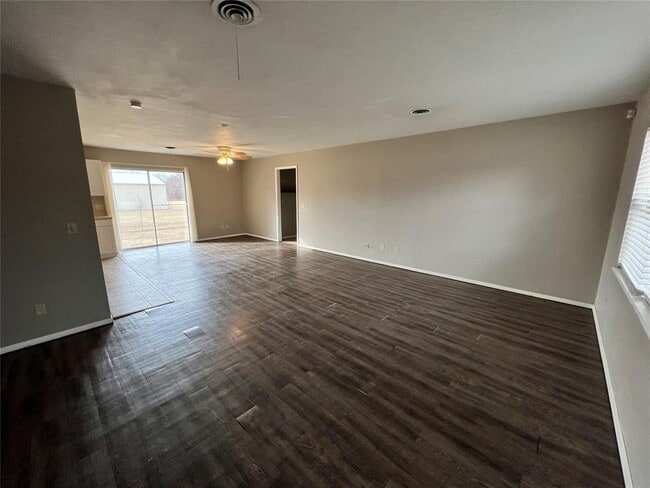 Building Photo - 817 S Kelly Ave