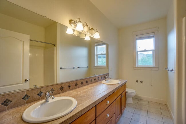 Building Photo - BEAUTIFUL FOUR BEDROOM HOME IN VANCOUVER