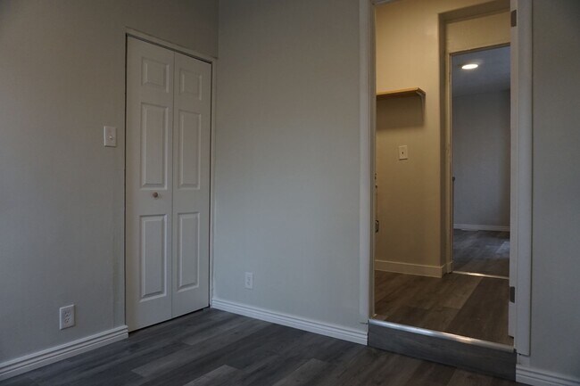 Building Photo - 968 W 500 S