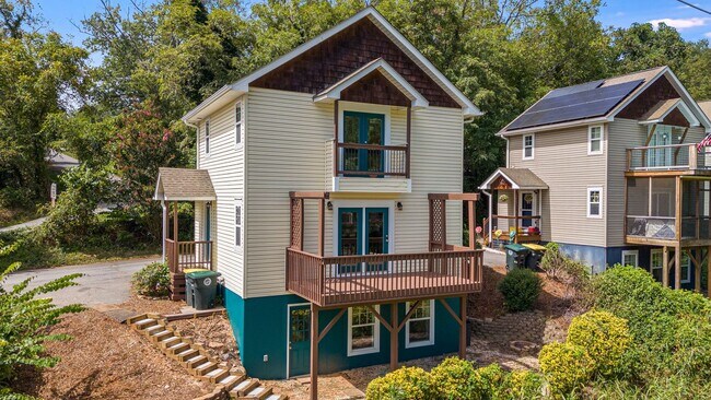 Building Photo - Newly Renovated 3-Bedroom Home with Modern...