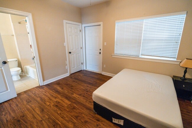 Building Photo - Super cute 3 Bedroom/3Bathroom Townhome in...