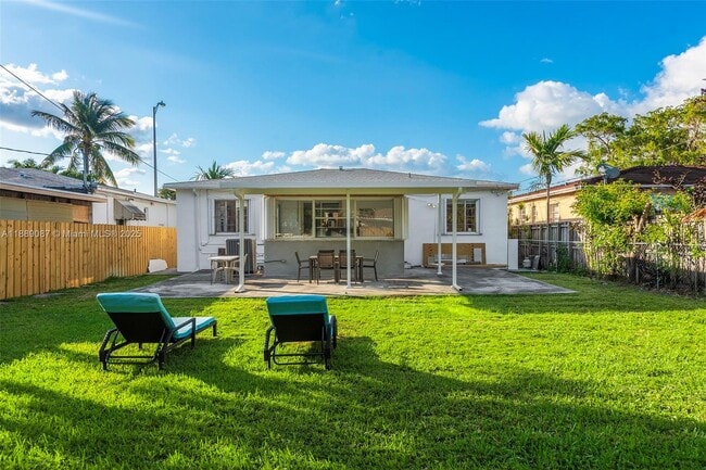 Building Photo - 1545 Normandy Dr