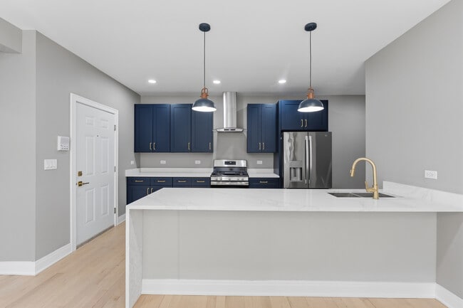 Building Photo - 7428 N Rogers Ave