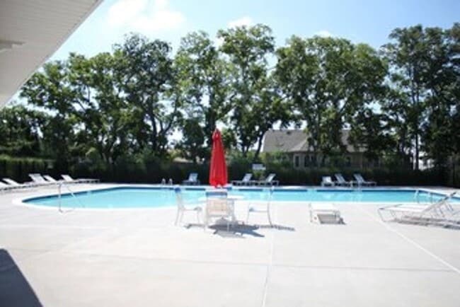Building Photo - Furnished 3-bedroon townhouse end-unit for...