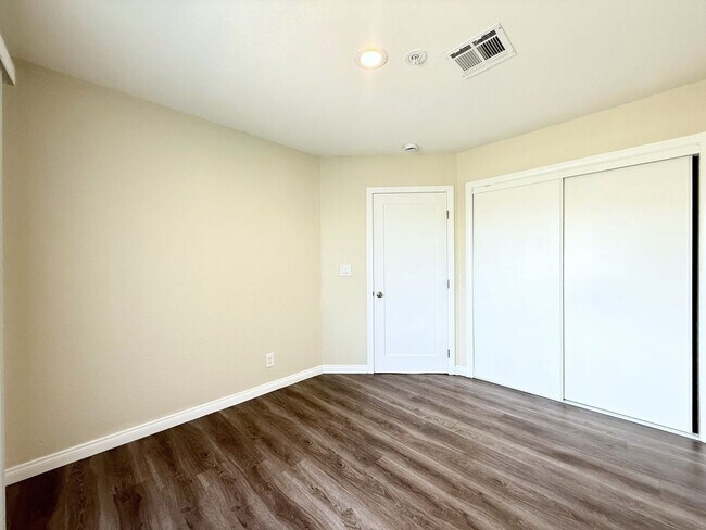 Building Photo - RECENTLY RENOVATED! 3 Bedroom 1 Bathroom Apartment in Indio, CA