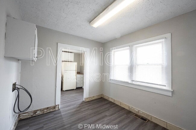 Building Photo - 632 S State St