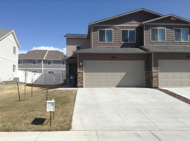 Building Photo - 3 BEDROOM, 2.5 BATHROOM, SADDLE RIDGE TWIN...