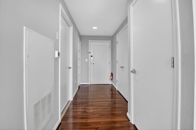 Building Photo - Spacious Studio w/ Parking Included!