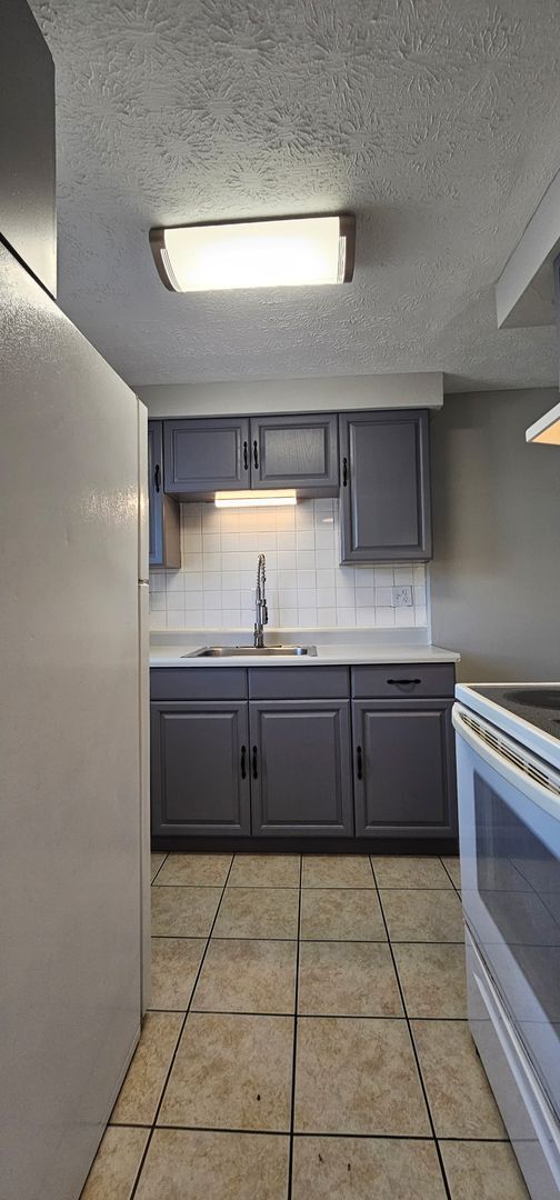 Building Photo - Cozy 2 bed 1 bath  townhouse with attached...
