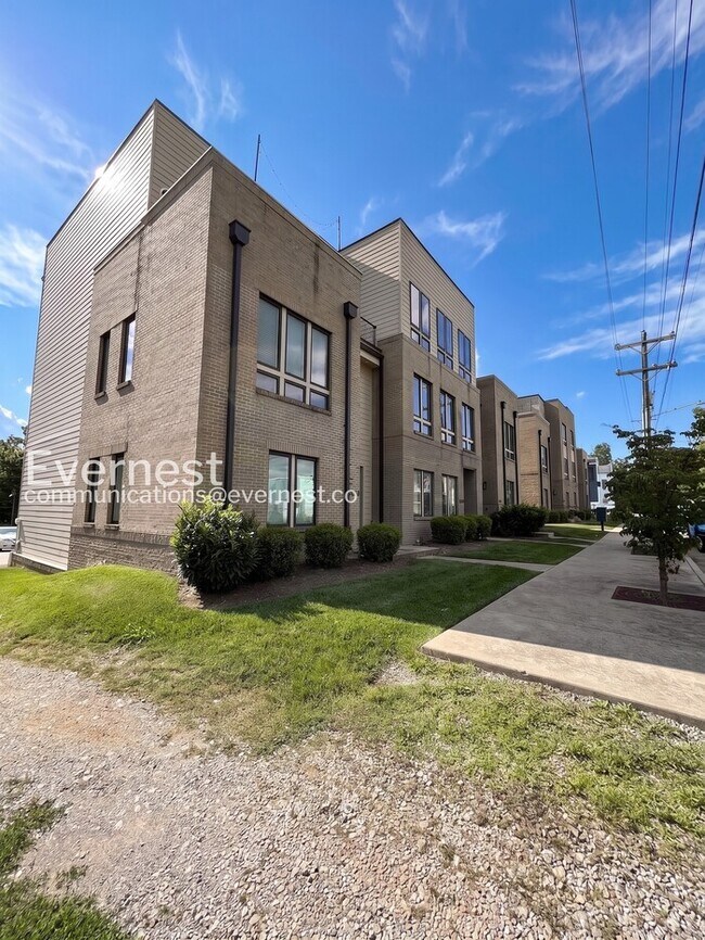 Building Photo - Spacious 3-Bed/3.5 Bath Townhome/ Available Now!