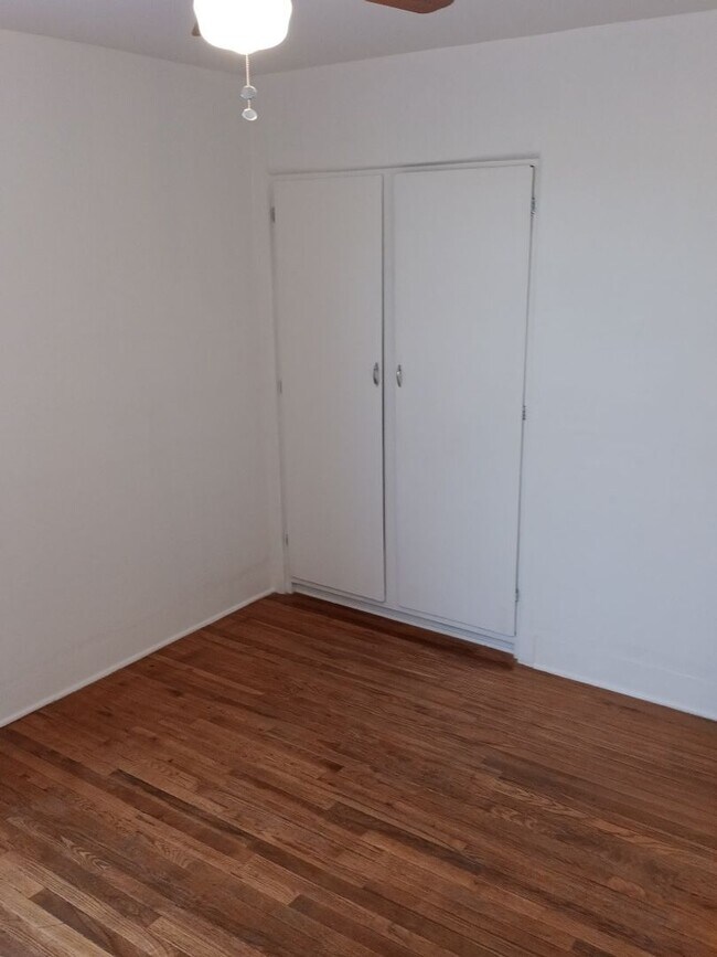 Building Photo - Charming 3-bedroom, 2-bathroom! Showings available NOW! New appliances! SPECIAL!!