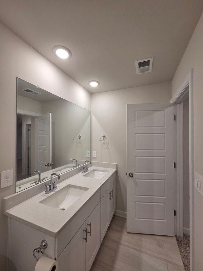 Building Photo - Beautiful and spacious! Ready for move in!