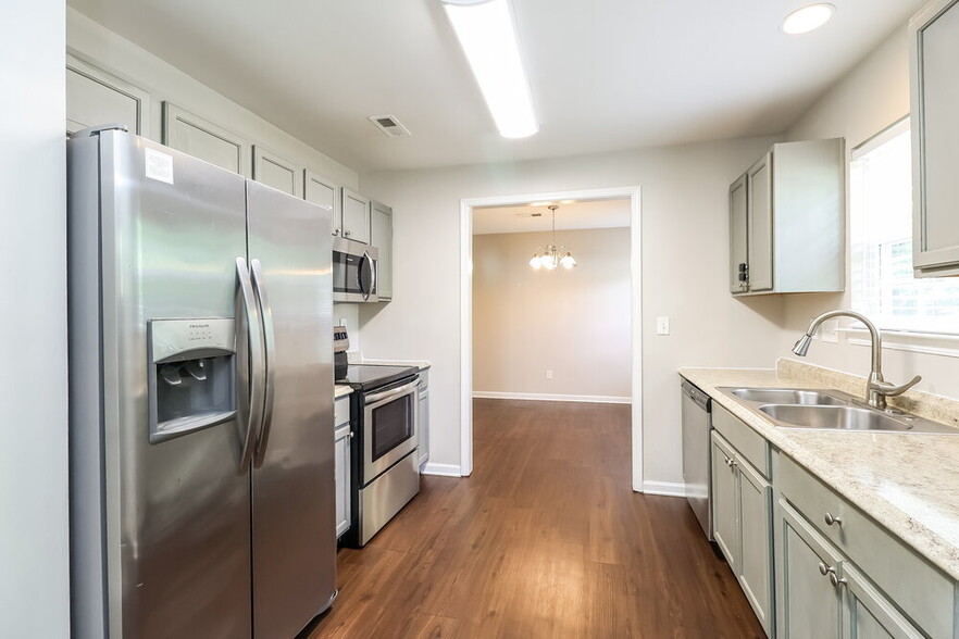 Building Photo - 7823 Montbrook Dr