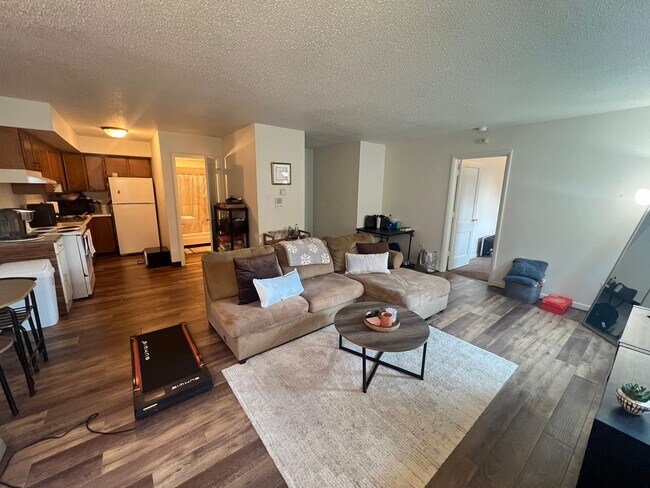 Building Photo - Spacious 1 Bedroom Apartment! Available August 1st