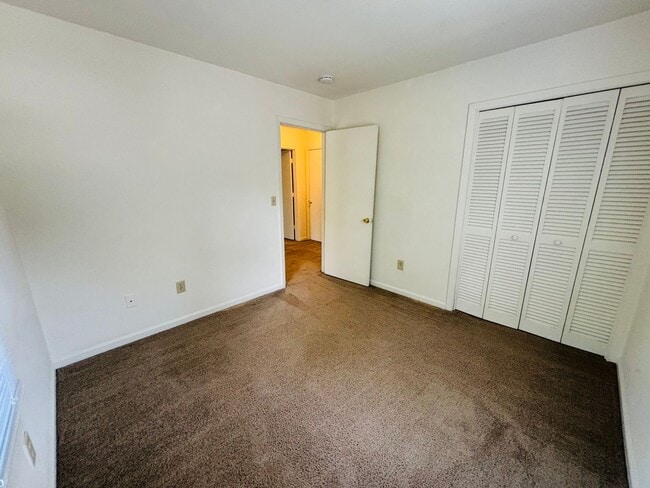Building Photo - 218 Huntington Ln