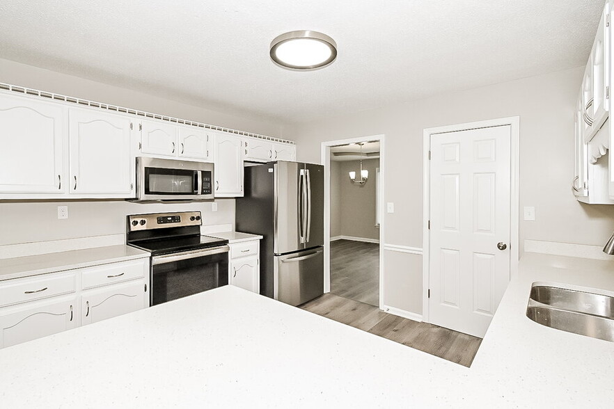 Building Photo - 8241 Meadow Vale Dr