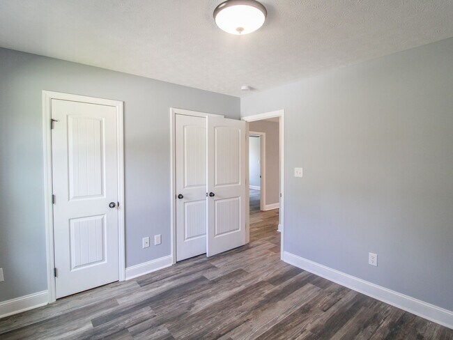 Building Photo - Great Location close to Athens! MOVE IN Ready!