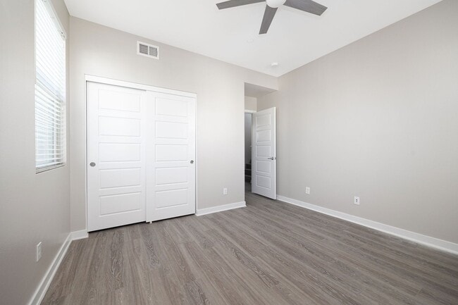 Building Photo - Spacious 4 Bedroom Townhome in the Milleni...