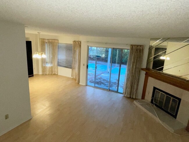 Building Photo - Stunning Porter Ranch S&S home centrally located