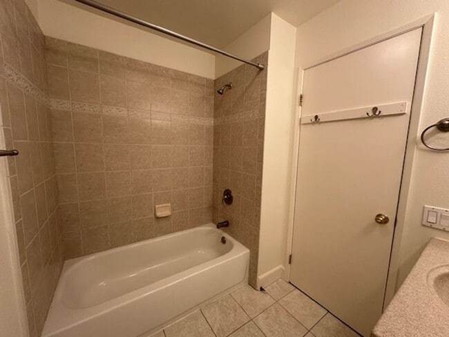 Building Photo - Westlake Village Upper Unit in Village Gre...