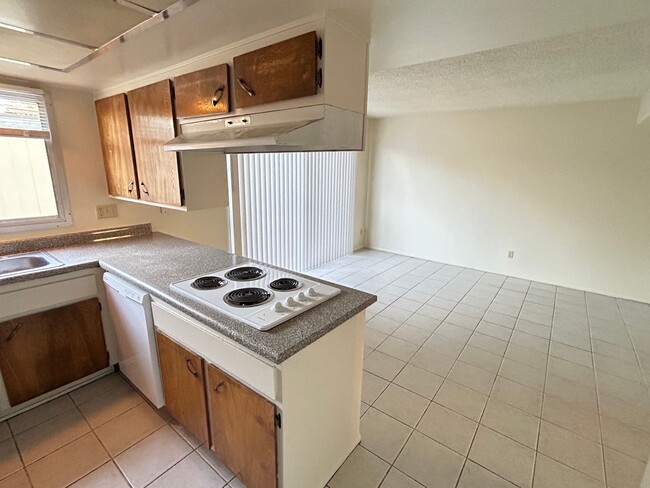 Building Photo - Tempe 3 Bed/1.5 Bath Townhouse w/Community...