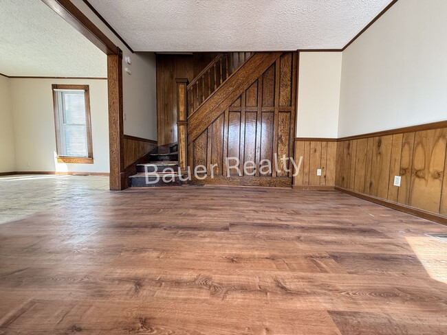 Building Photo - Three Beds, 1.5 Baths