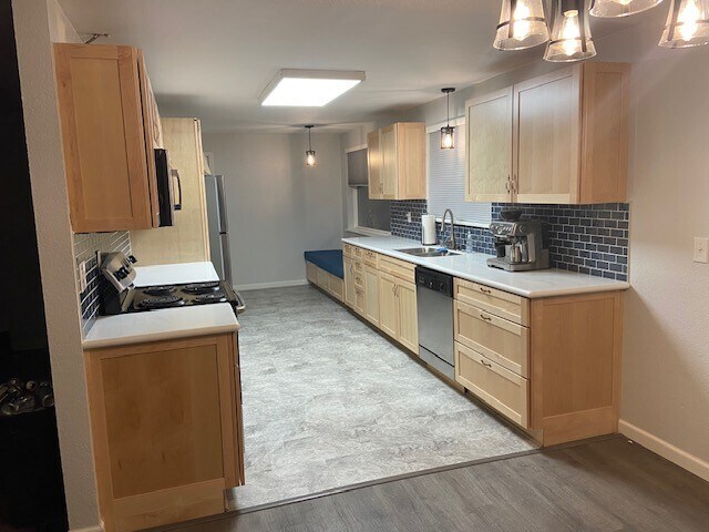 Custom Kitchen Lots of Stowage - 1611 S Geiger St