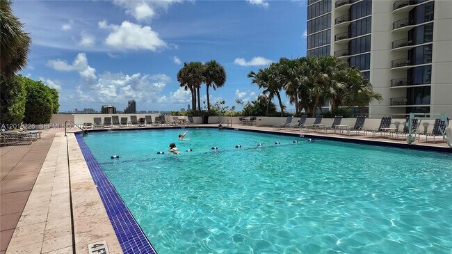 Building Photo - 1717 N Bayshore Dr