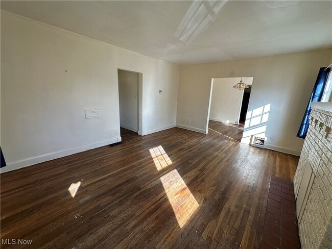 Building Photo - 160 Roslyn Dr