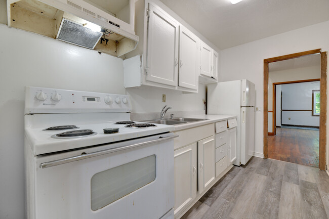 Building Photo - 1221 Raum St NE
