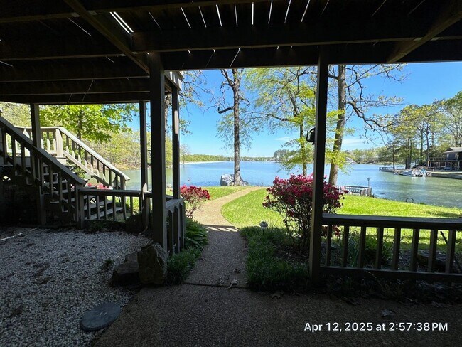 Building Photo - Live on the Lake in Lakeland!!