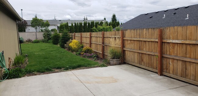Building Photo - Beautiful 3 bed/2 bath rambler!
