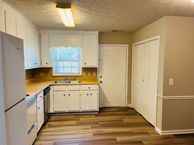Building Photo - 10 Fredda Ln
