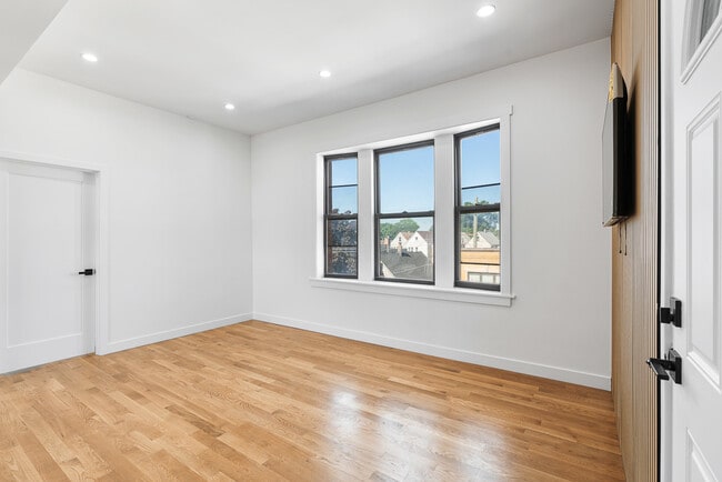 Building Photo - 3025 W Irving Park Rd