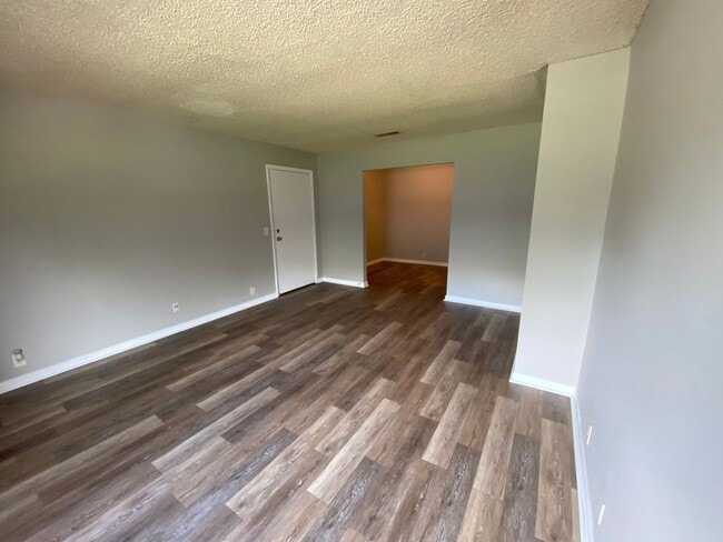Building Photo - Lovely 1 bedroom condo in South Nashville! Private Balcony!