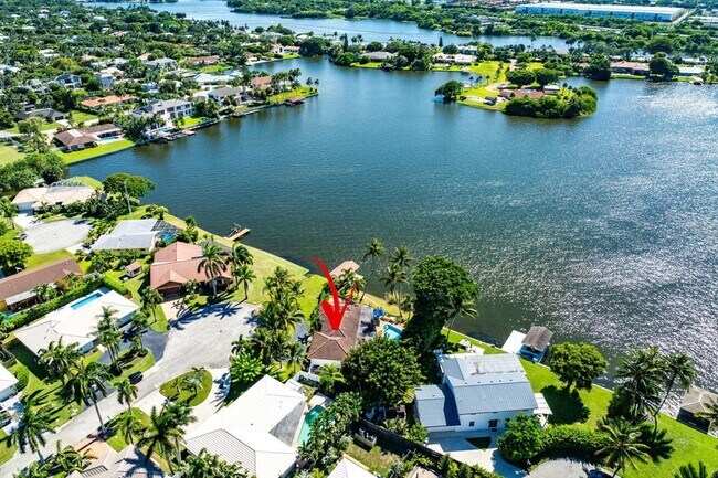 Building Photo - 25 NW 24th Ct