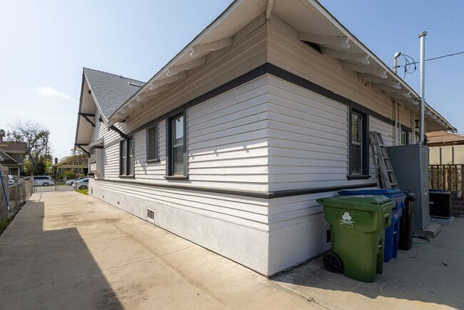 Building Photo - Charming Fully Renovated 3-Bedroom, 2-Bath...