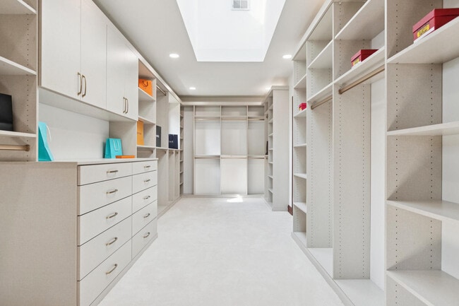 Building Photo - 2430 Dorina Dr