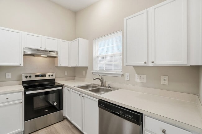 Building Photo - 3 bedroom single family home!