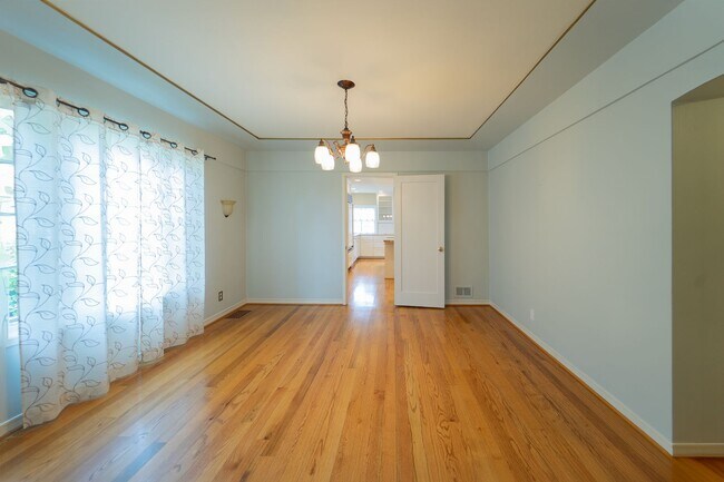 Building Photo - Charming and Well-Maintained Home in a Serene Neighborhood