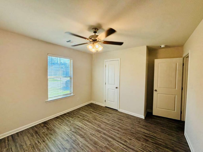 Building Photo - 24359 Dawson Ct