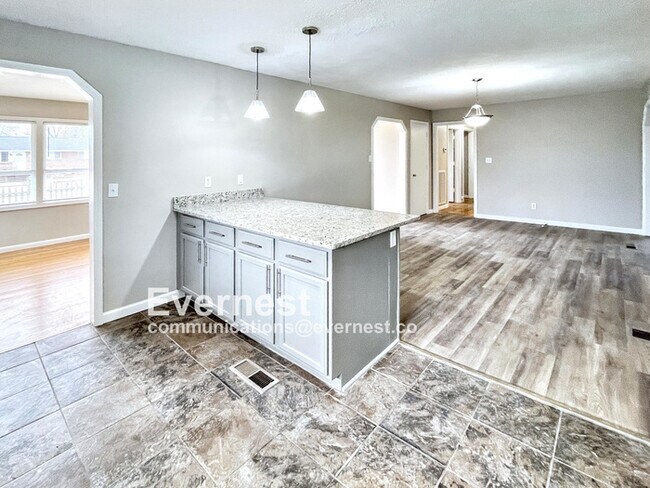 Building Photo - 4905 Eastwood Dr