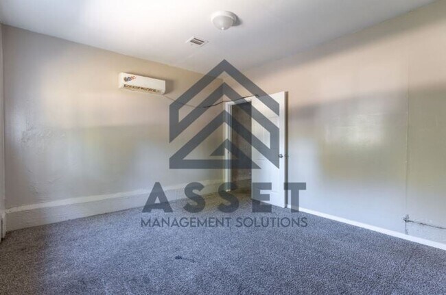 Building Photo - Cute 4 bedroom House