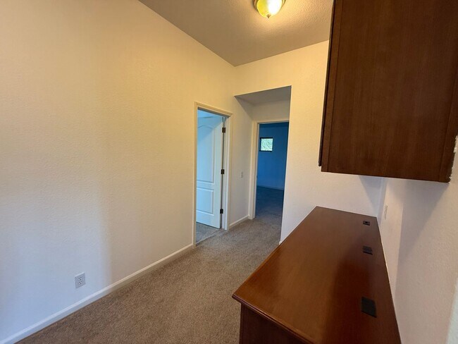 Building Photo - Large two story in Rose Hollow neighborhoo...