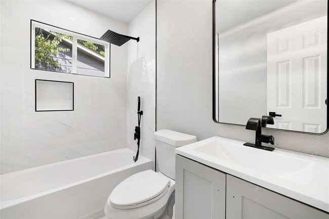 Building Photo - 7000 Carwill Dr